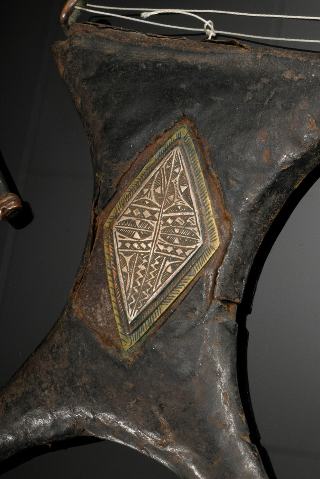 5 Diverse Tuareg Amulettanhänger und -behälter  "Tcherot" oder "Shirawt" mit Plättchen belegt, fein - Bild 3 aus 7