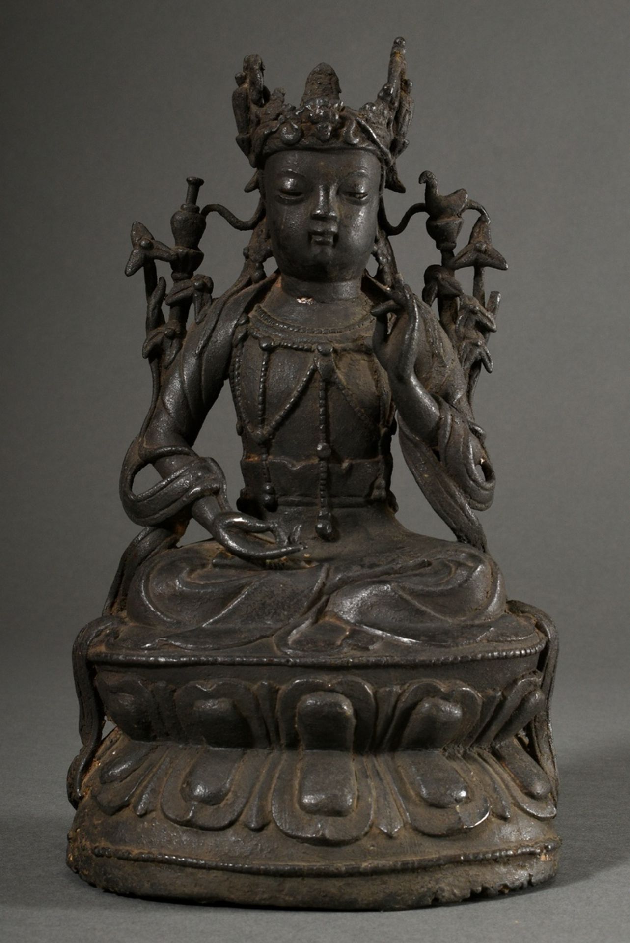 Chinesische Bodhisattva Avalokiteshvara / Guanyin Pusa mit Krone und Schmuck auf Kundika-Vase und K - Bild 2 aus 10