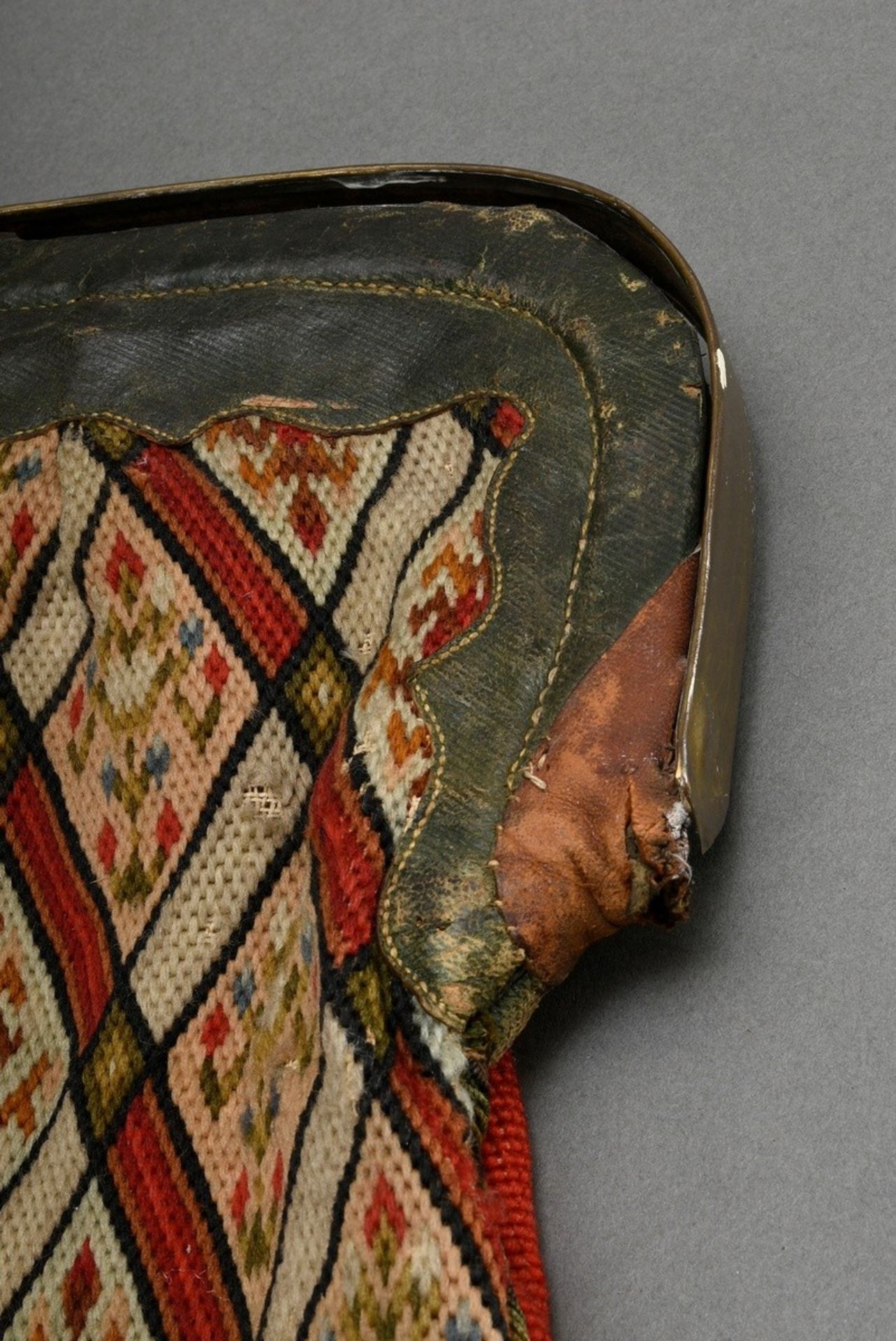 Biedermeier Reisetasche mit Messing Klappmontierung und Kreuzstich Beutel "Jagdhund", altes Klebeet - Bild 8 aus 9