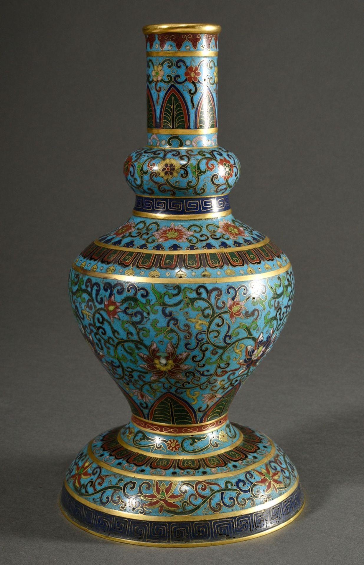 Cloisonné "Holy Water" Vase mit feuervergoldeten Bronze Rändern und reichem floralem Dekor auf türk