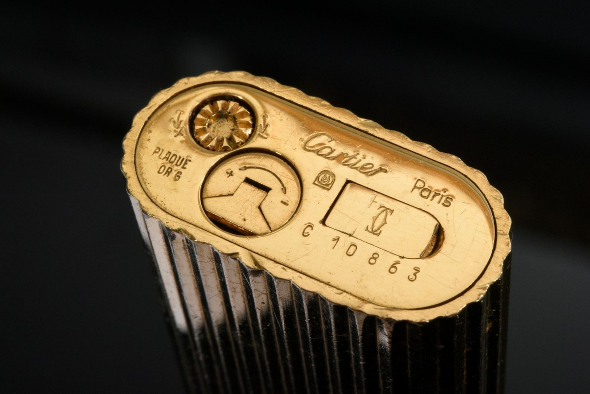 Le Must de Cartier Feuerzeug, Goldauflage, Nr. C 10863, 7x2,5cm, funktionstüchtig, Kratzer, starke  - Bild 5 aus 5
