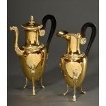2 Diverse Empire Kaffee- und Wasserkannen im "Retour d'Egypte" Stil mit ovoidem Korpus auf hohen Ta