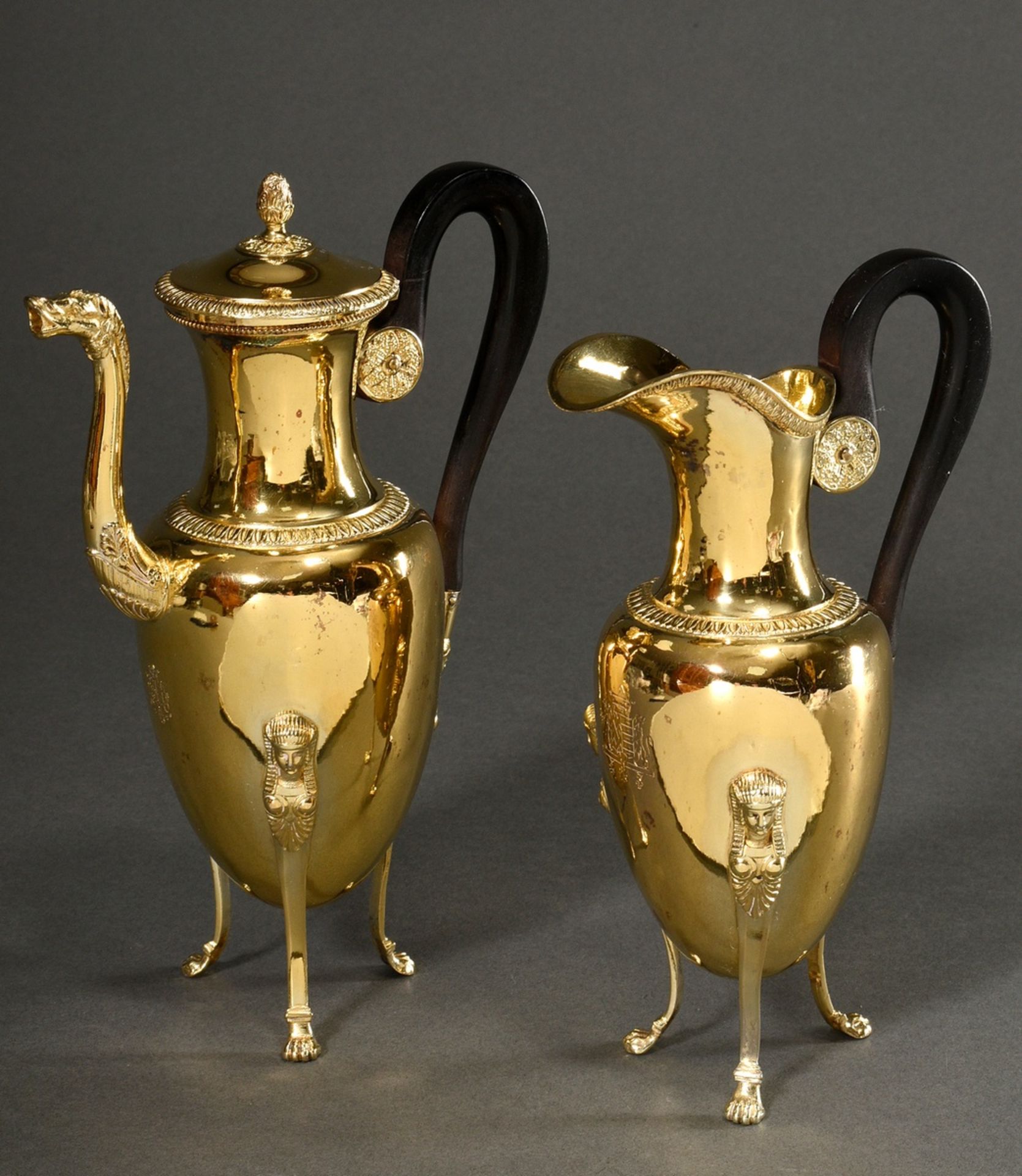 2 Diverse Empire Kaffee- und Wasserkannen im "Retour d'Egypte" Stil mit ovoidem Korpus auf hohen Ta