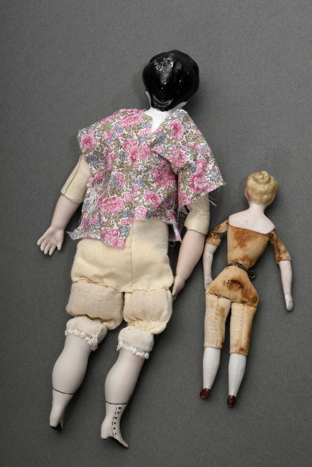 2 Diverse Biedermeier Puppenstuben Puppen mit bemaltem Porzellan Brustkopf, blauen Augen und geschl - Bild 2 aus 5