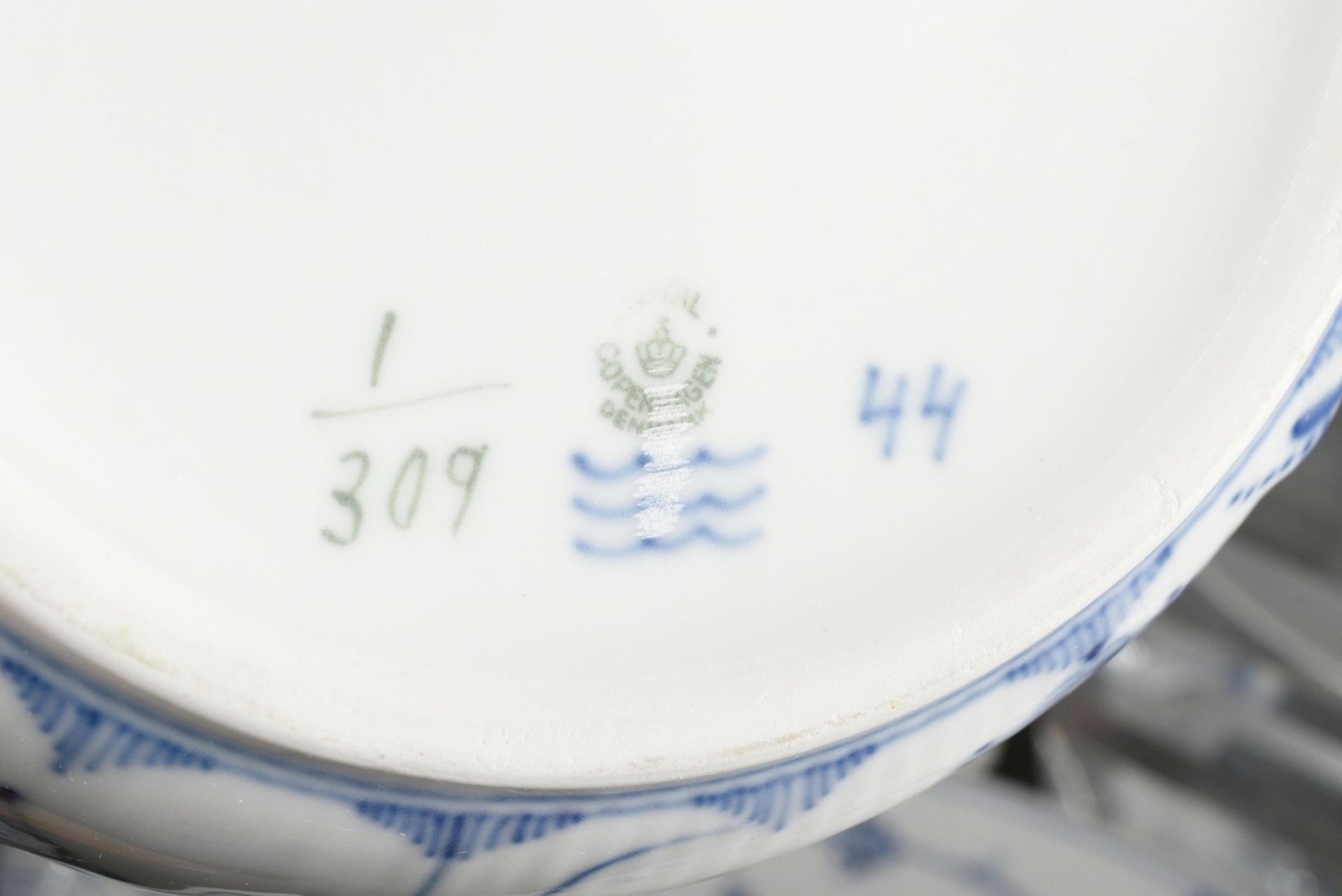 10 Pieces Royal Copenhagen "Musselmalet fluted plain" consisting of: 1 oval lidded tureen (21.5x38x - Image 7 of 7