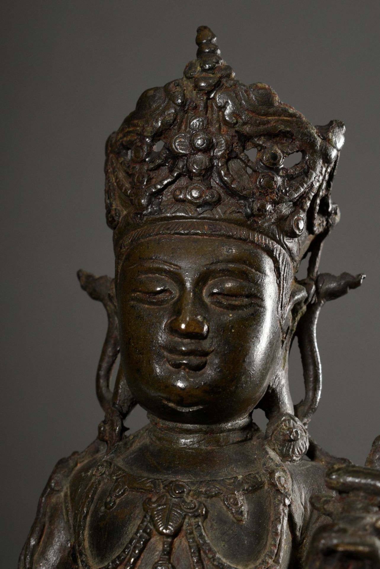 Chinesischer Bodhisattva Manjushri / Wenshu Pusa mit Krone und Schmuck in Lalitasana auf Fo-Löwe, f - Bild 7 aus 9