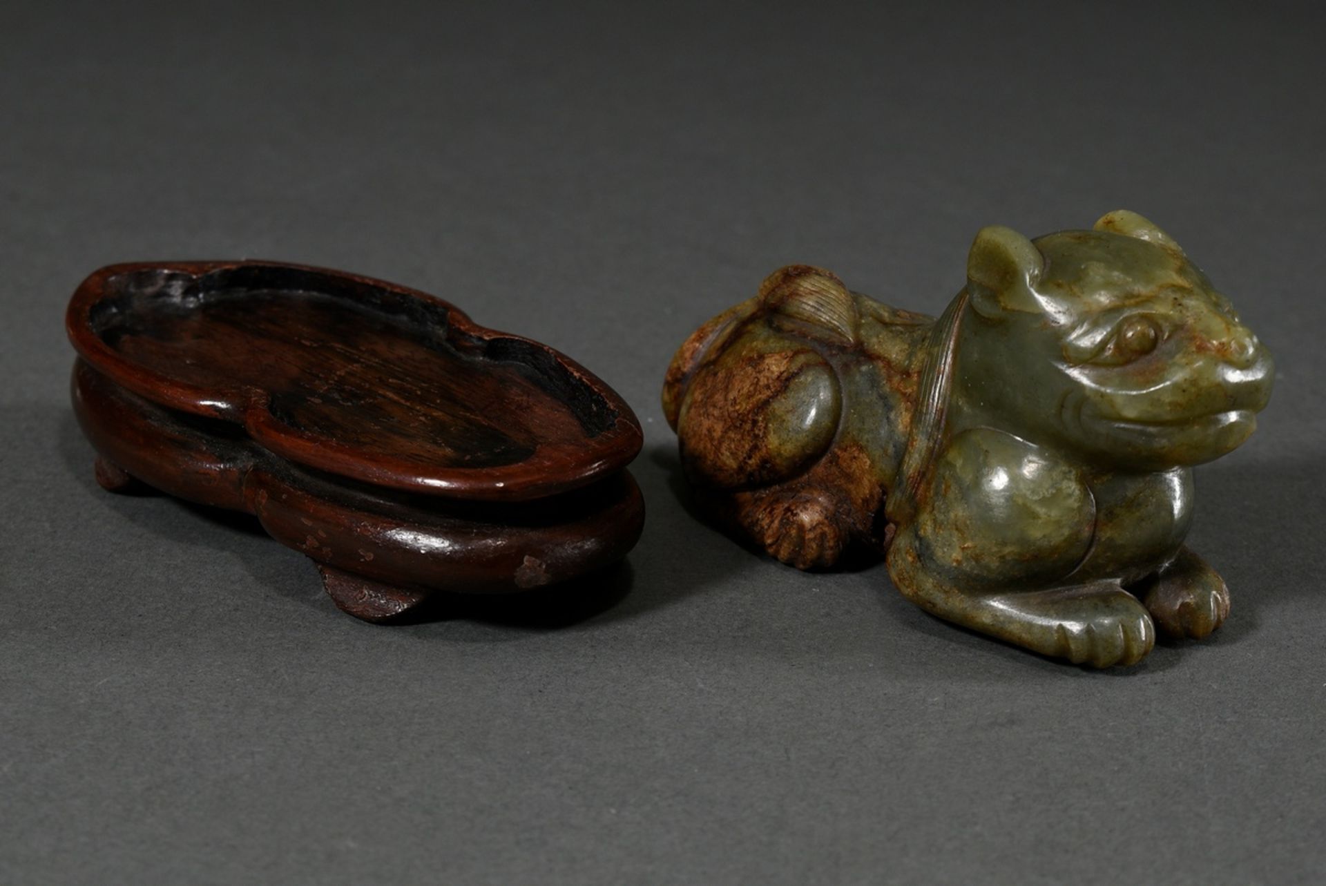 Grünbraune Jade Figur "Liegende Felide" im Ming-Stil, Holzsockel, 4,5x9x4cm, Fehlstellen im Materia - Bild 3 aus 6