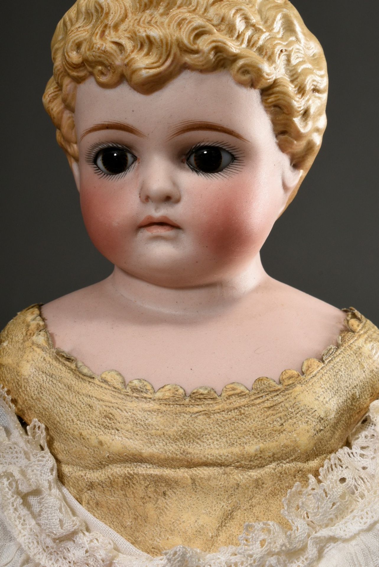Biedermeier Puppe mit bemaltem Porzellan Brustkopf, braunen Glasaugen, blonde geformte Haare, Leder - Bild 8 aus 10