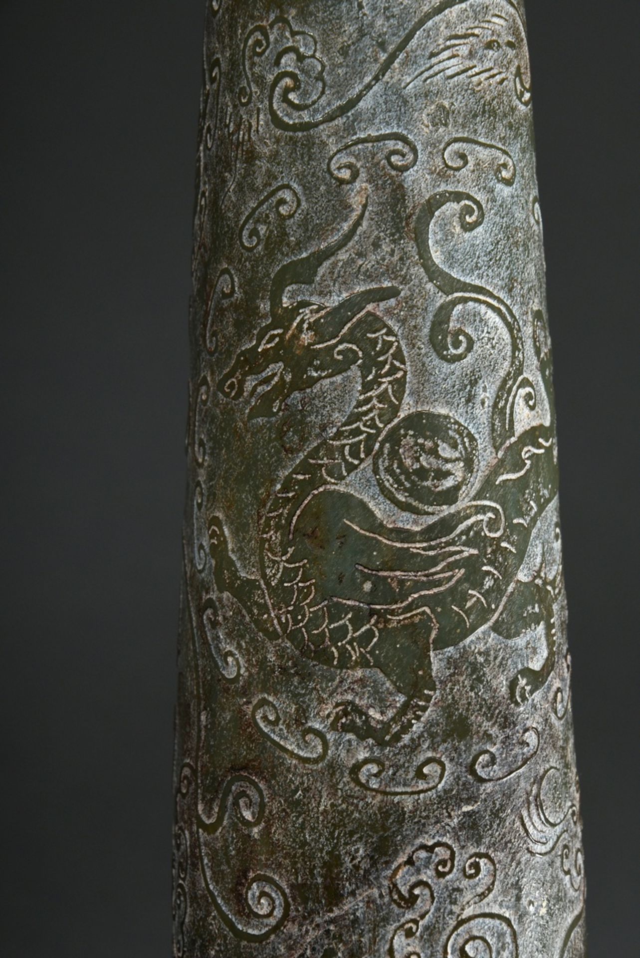 Grünbraune Jade Speerspitze mit graviertem Dekor "Phönix, Drache, Schildkröte und Tiger" sowie arch - Bild 9 aus 9