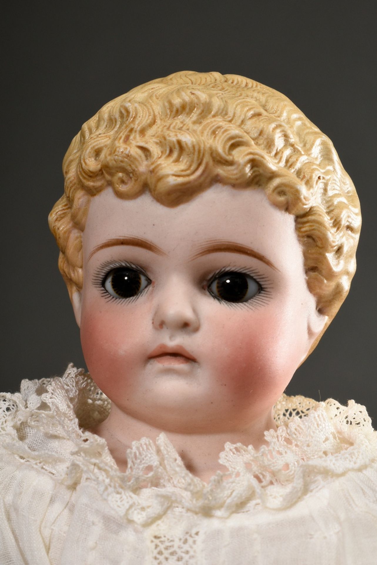 Biedermeier Puppe mit bemaltem Porzellan Brustkopf, braunen Glasaugen, blonde geformte Haare, Leder - Bild 2 aus 10