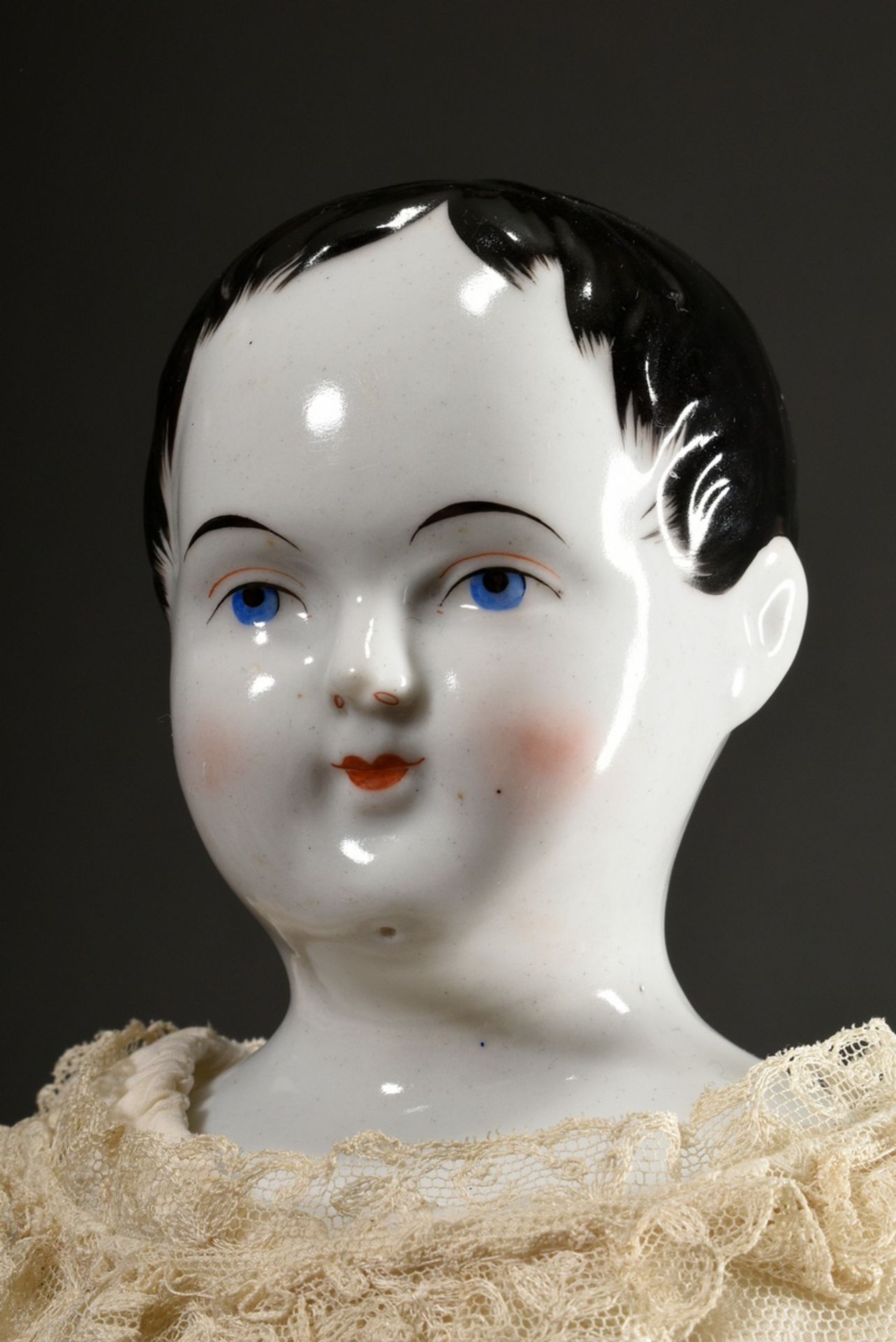 Biedermeier Puppe mit bemaltem Porzellan Brustkopf, blauen Augen, geschlossenem Mund und schwarzen - Bild 2 aus 9
