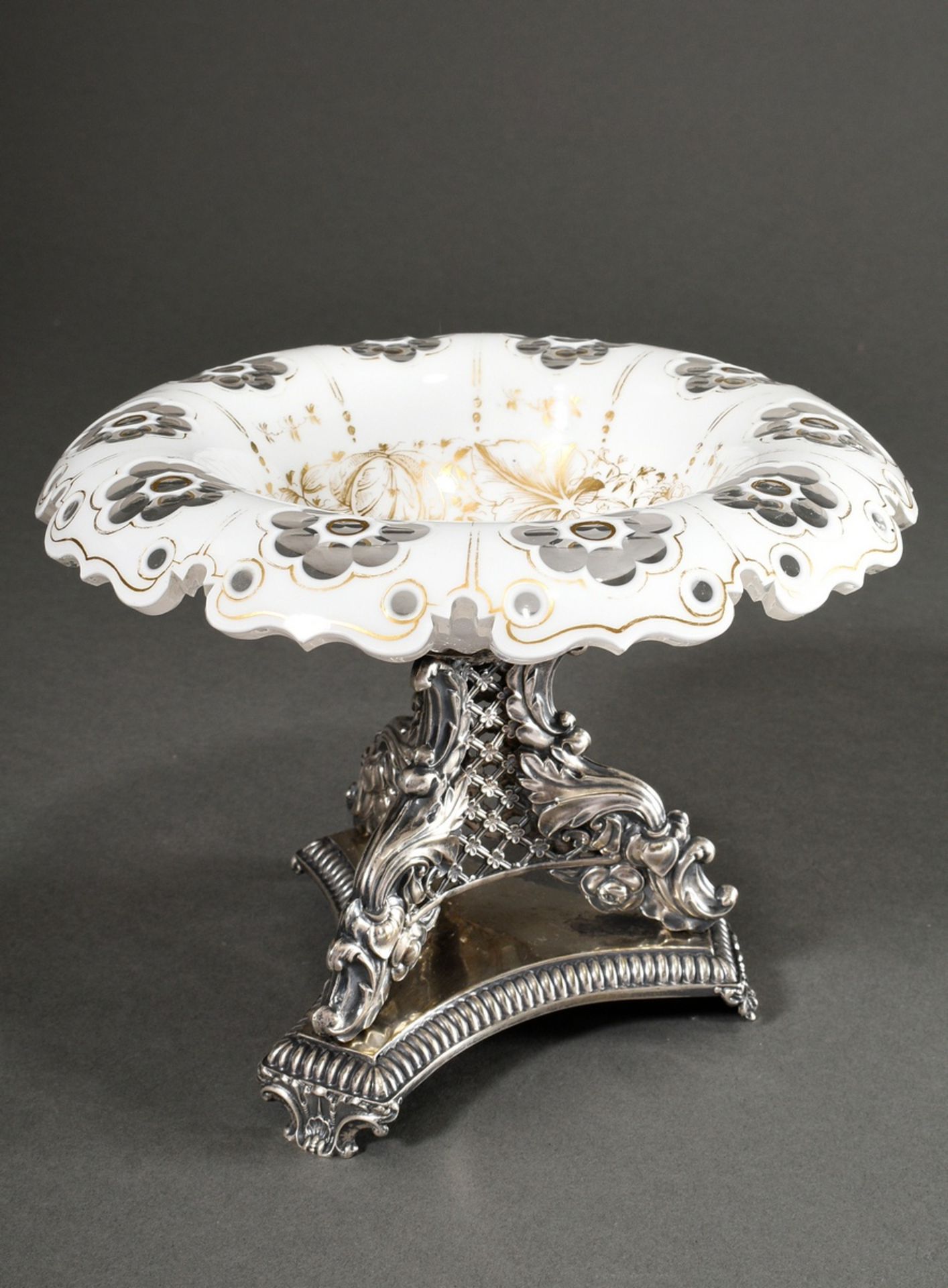 Biedermeier Zuckeraufsatz mit weißer Überfangglas Schale und Goldstaffage auf opulent ornamentierte