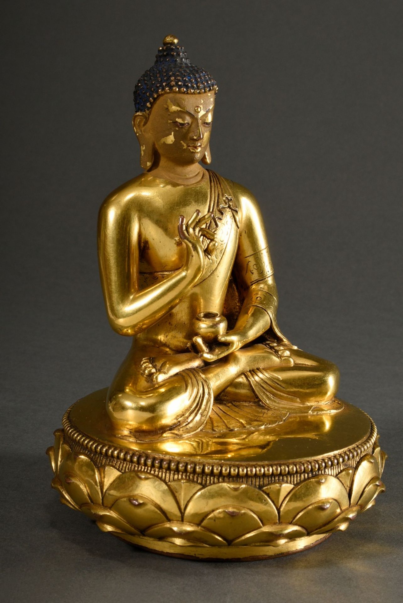 Feine sinotibetische Figur "Buddha in Vitarka Mudra", feuervergoldete Bronze mit polychromer Kaltbe - Bild 2 aus 8