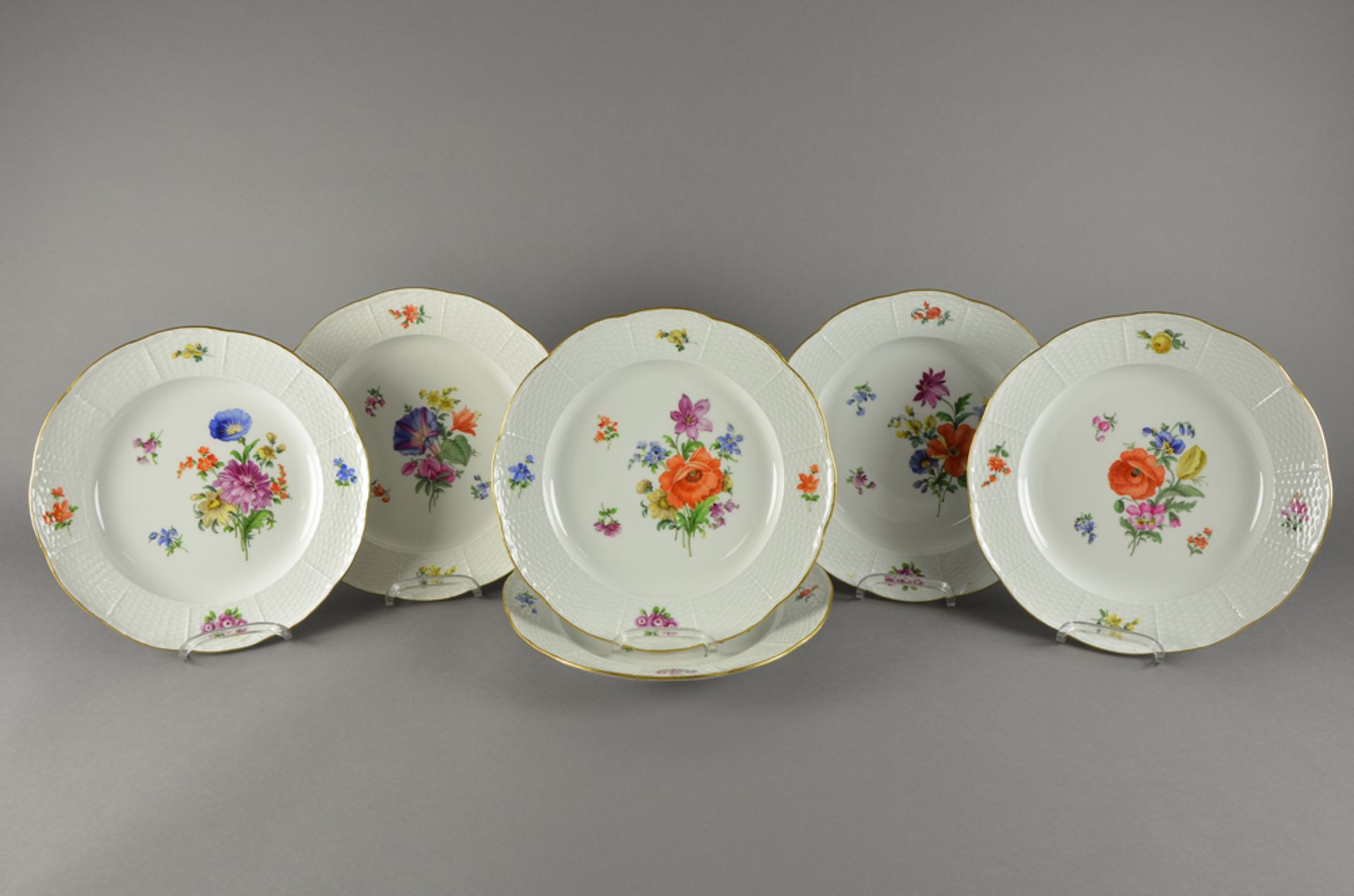 6 Meissen Teller mit Korbrelief und Gold staffiertem Rand "Blumendekor", 19.Jh., Ø 24,5cm, 1x Goldr