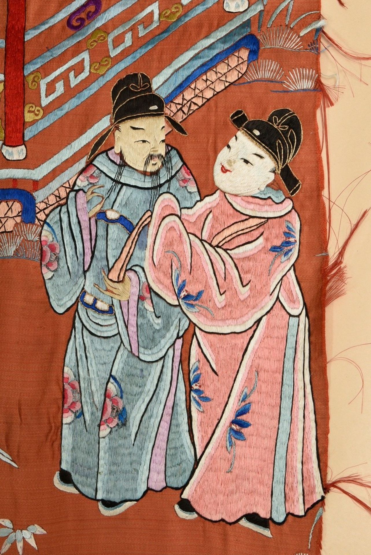 Chinesischer Seiden Wandbehang mit detailreicher Flachstickerei in polychromen Seiden- sowie Goldfä - Bild 6 aus 14