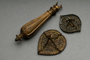 3 Diverse indische Bronze Objekte: Henna Stempel mit durchbrochen gearbeiteten Mustern und zentrale