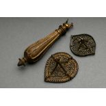 3 Diverse indische Bronze Objekte: Henna Stempel mit durchbrochen gearbeiteten Mustern und zentrale