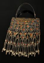 Tekke Turkmenen Brustschmuckplatte mit Halsreif, mehrgliedrig durchbrochen mit Karneolen und Glasst