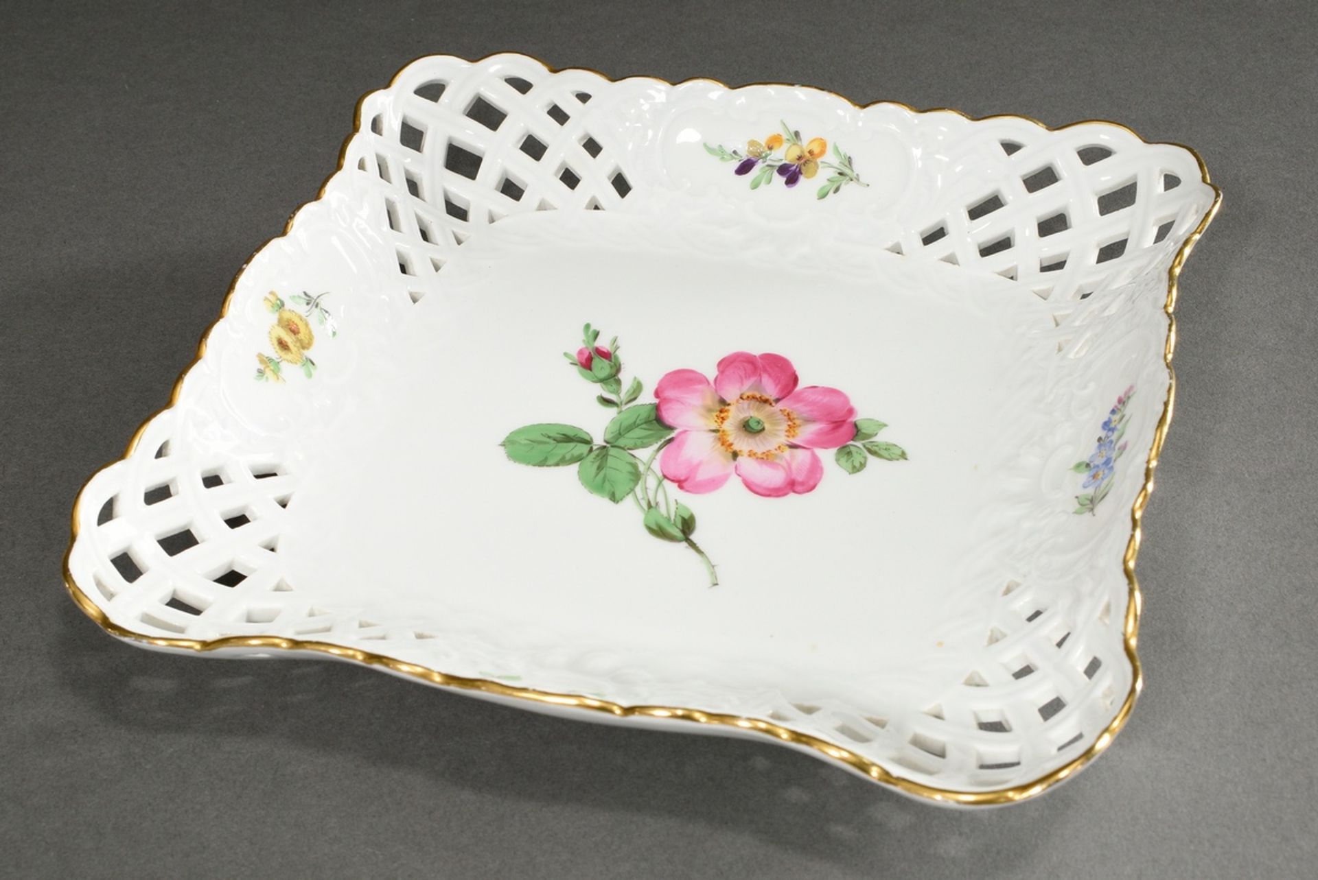 3 Various pieces Meissen with floral decorations, 20th c.: angular bowl with openwork wall (23x23cm - Image 7 of 8