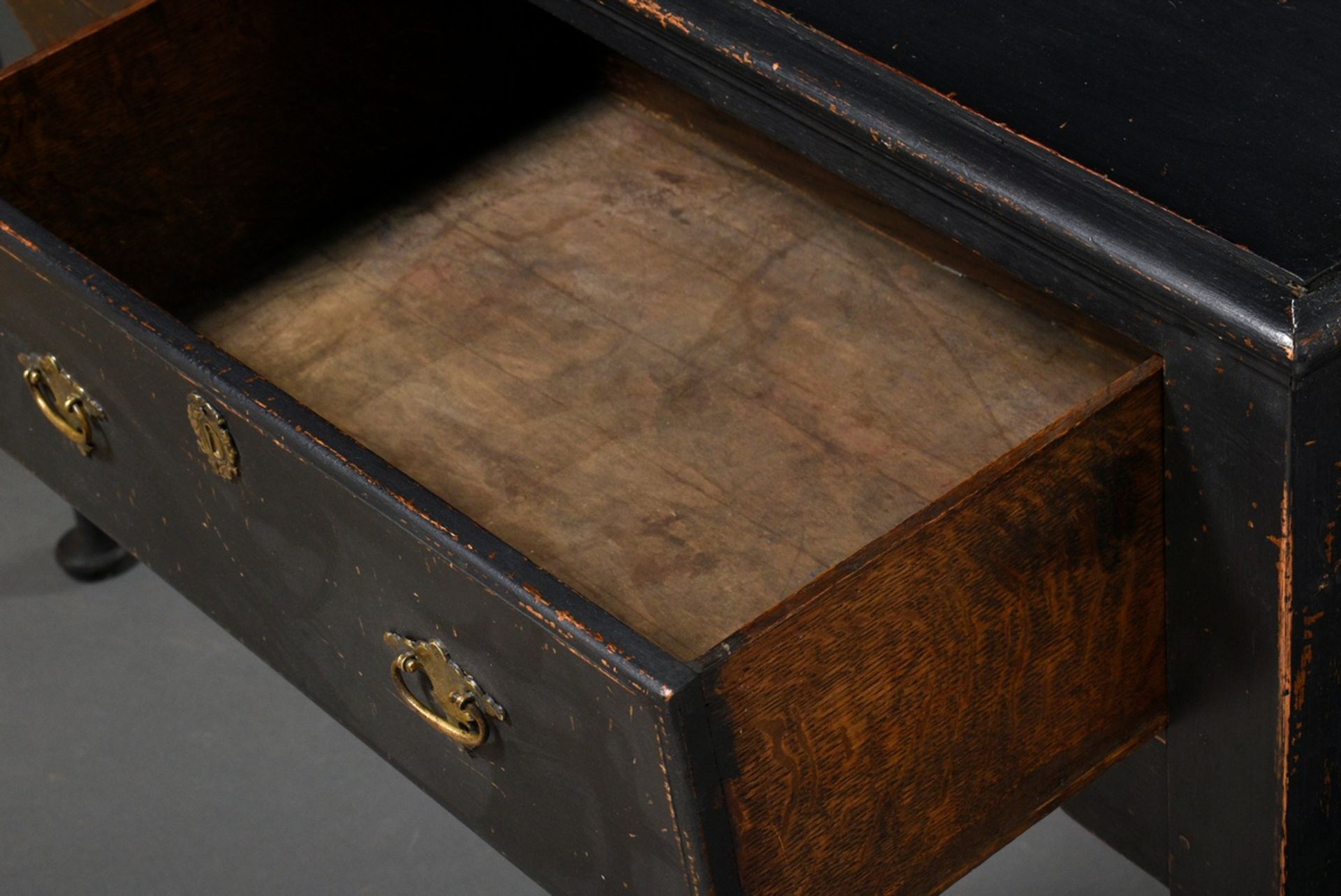 Kleiner Dresser mit aufgesetztem Tellerbord und 2 Schüben über geschweiften Beinen mit Padfeet, Wei - Bild 6 aus 7