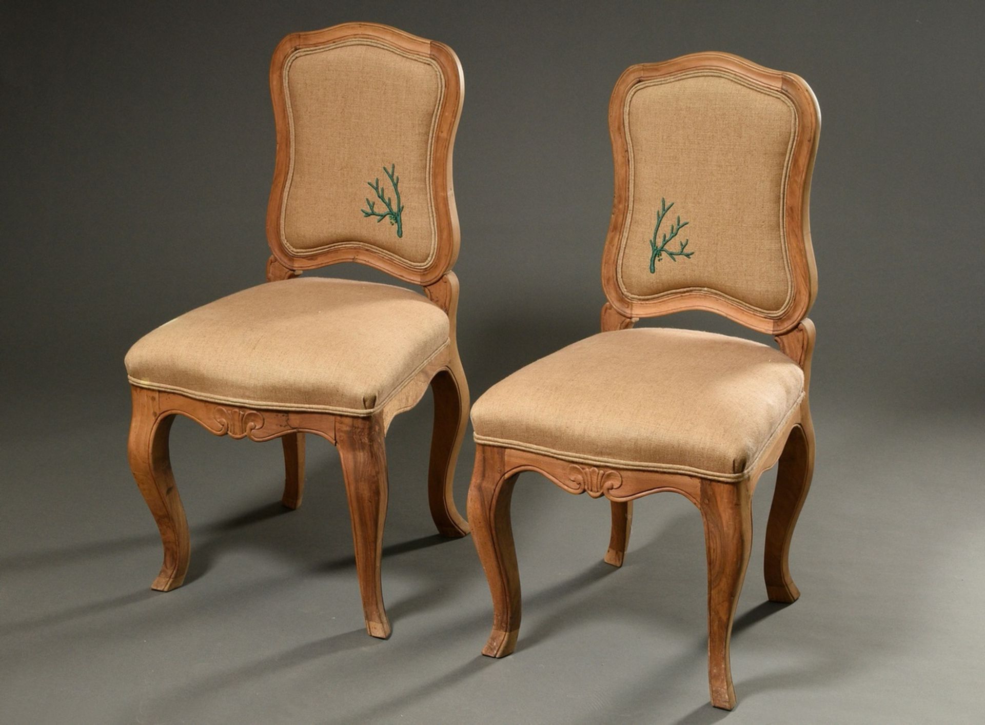 Paar Französische Eichen Stühle im Louis XV Stil mit hellem Leinenbezug und grüner Stickerei „Koral