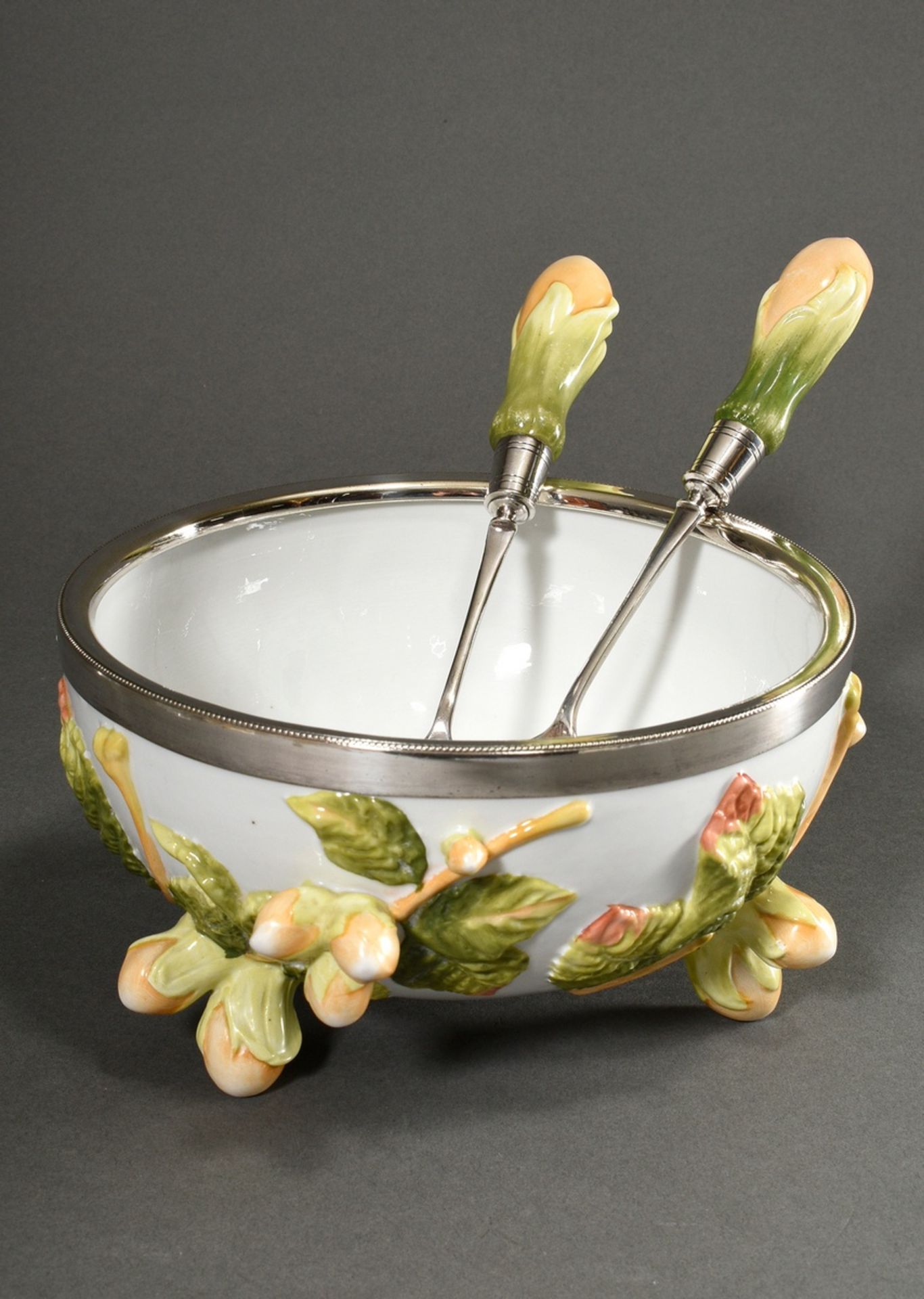 3 Pieces porcelain salad bowl (Ø 21,5cm) and servers (l. 12cm) with sculpted hazelnut decor, color 