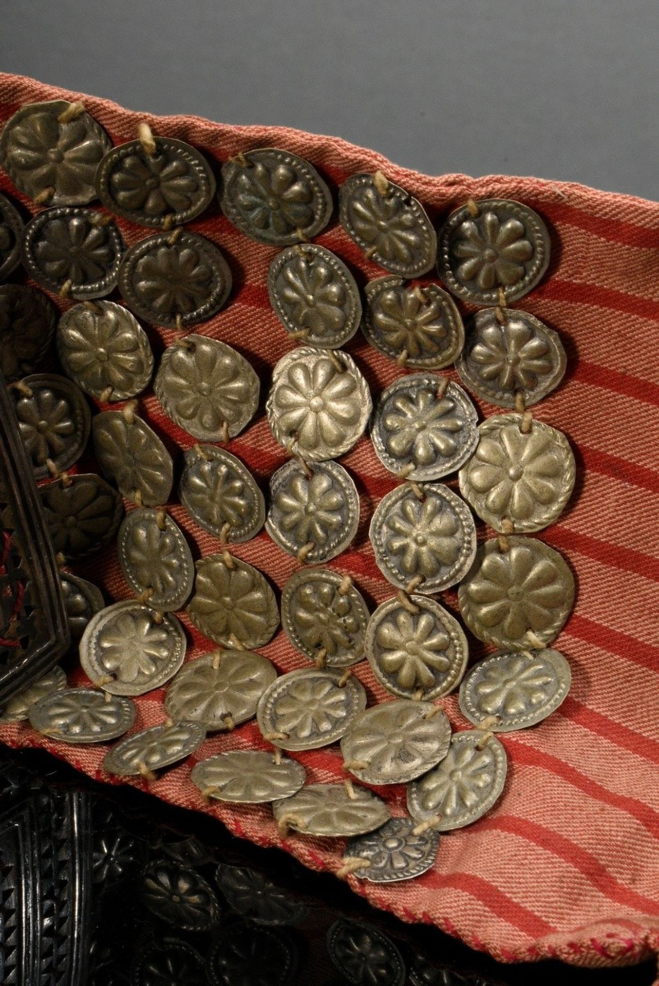 Tekke Turkmenen Haubenschmuck „Egme“ mit 5 Karneolen und Arabesken im Zentrum verziert, Silber part - Bild 2 aus 5