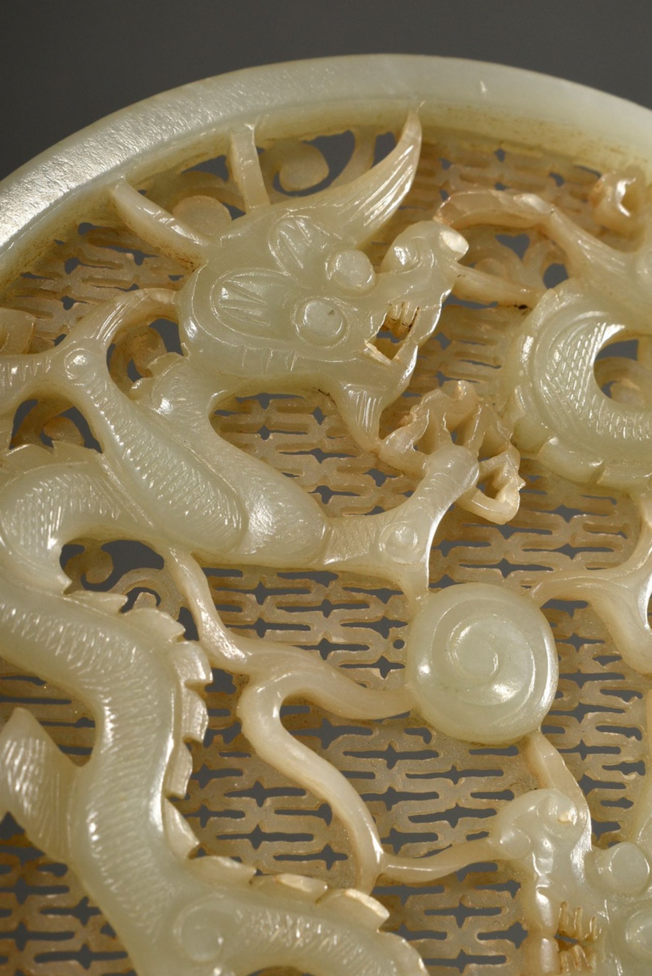 Runde durchbrochene Hotan Jade Platte "Zwei Drachen mit Tama Perle" über fein gesägtem Gitter, Qing - Bild 4 aus 7