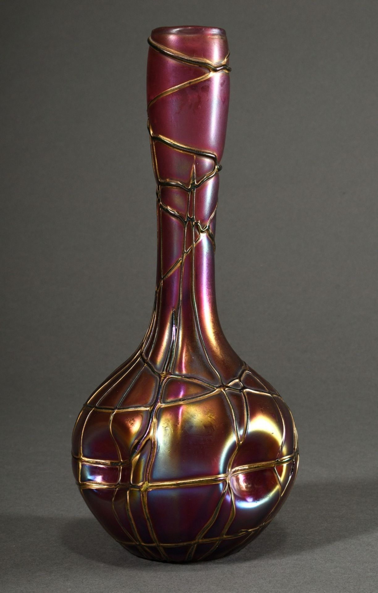 Art Nouveau glass club shaped vase with applied thread on a rosé-purple lustré body, h. 27cm