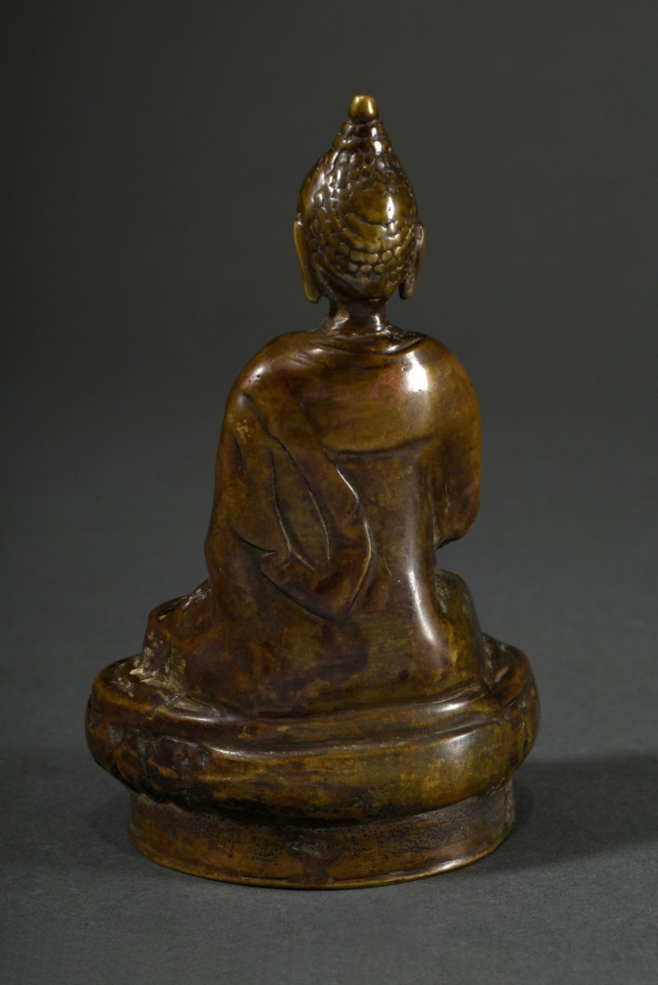 Gelbguss "Buddha Shakyamuni" mit eingelegte Brustwarze in Silber, Indien/Himalayagebiet wohl 18.Jh. - Bild 3 aus 5