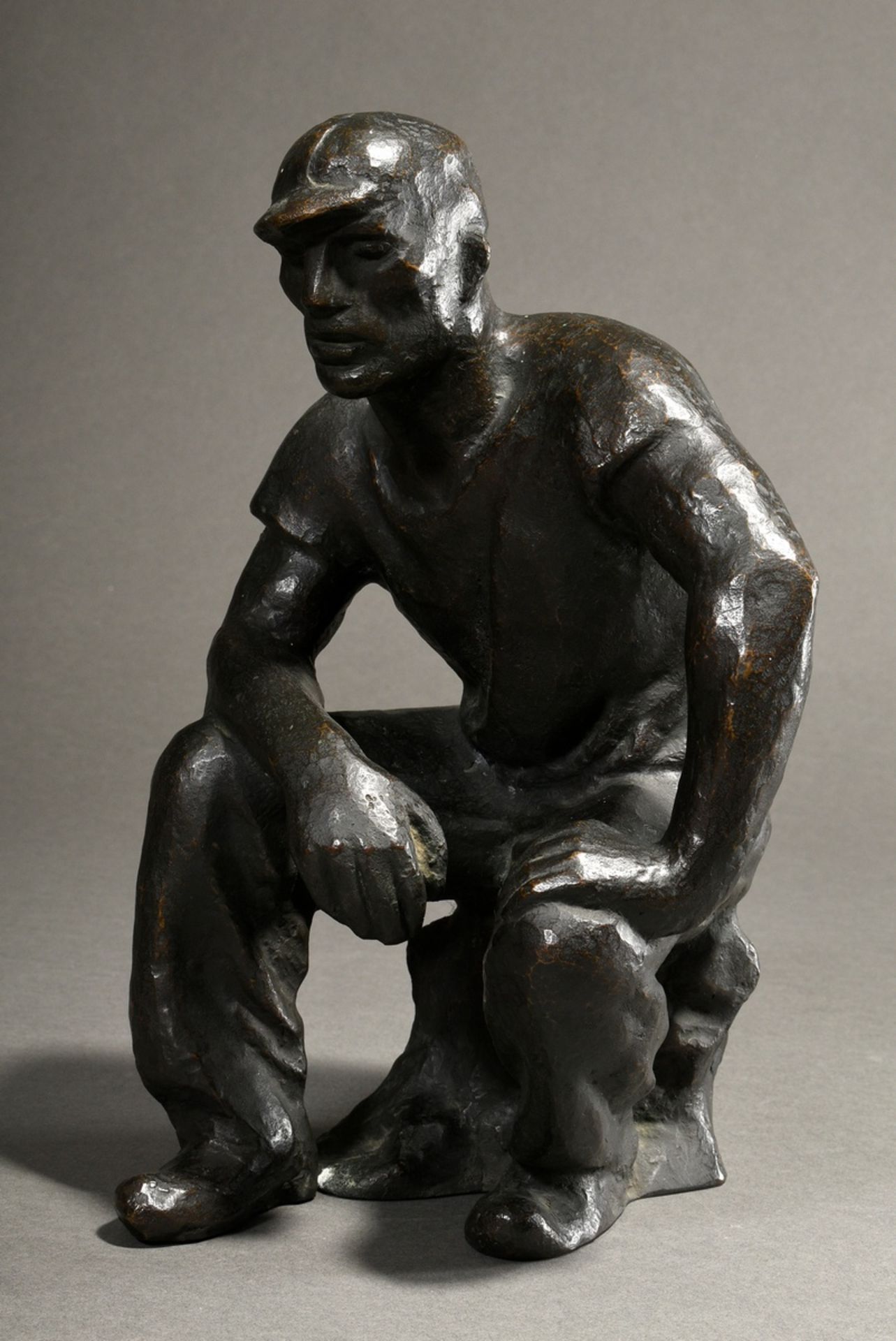 Propf, Robert (1910-1986) „Sitzender Bergmann“, Bronze, dunkel patiniert, verso sign., H. 29cm, min - Bild 2 aus 7