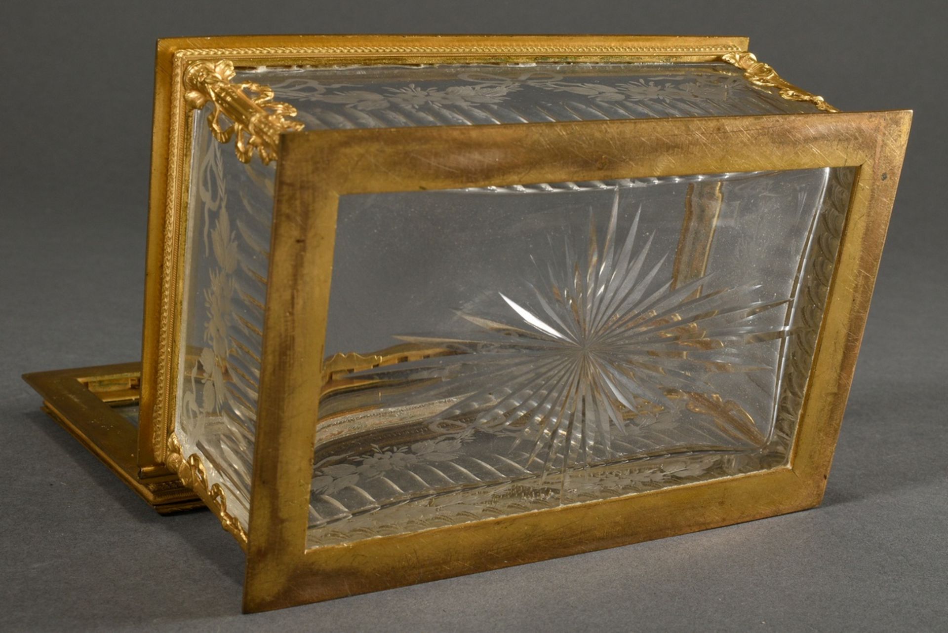 Rechteckiger Kristall Kasten mit feiner feuervergoldeter Montierung und allseitig floralem Schliff, - Bild 7 aus 7