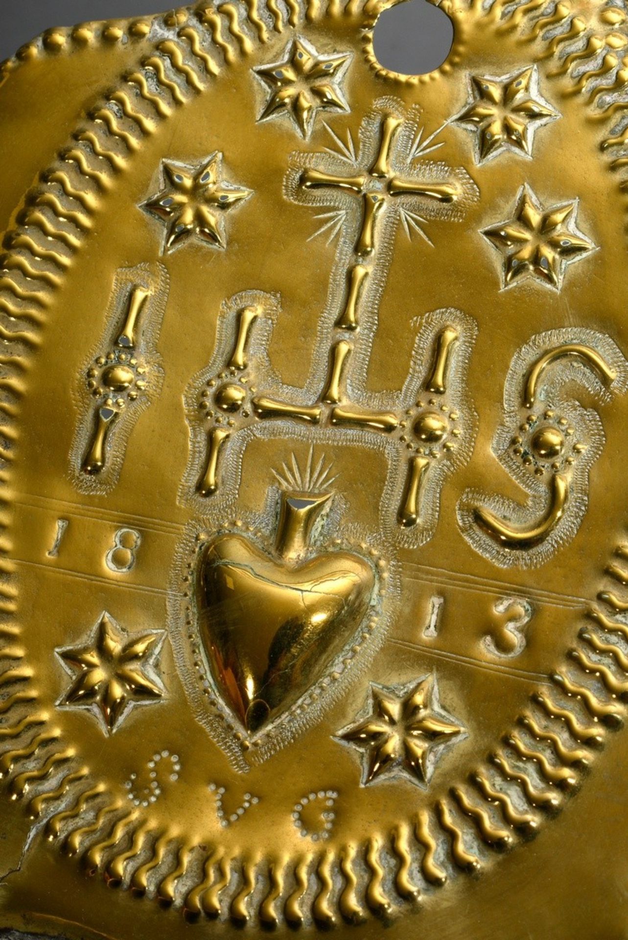 Kleines Messing Wand Weihwasser Becken mit getriebenem Christus Monogramm "IHS" und Herz Jesu, dat. - Bild 3 aus 4