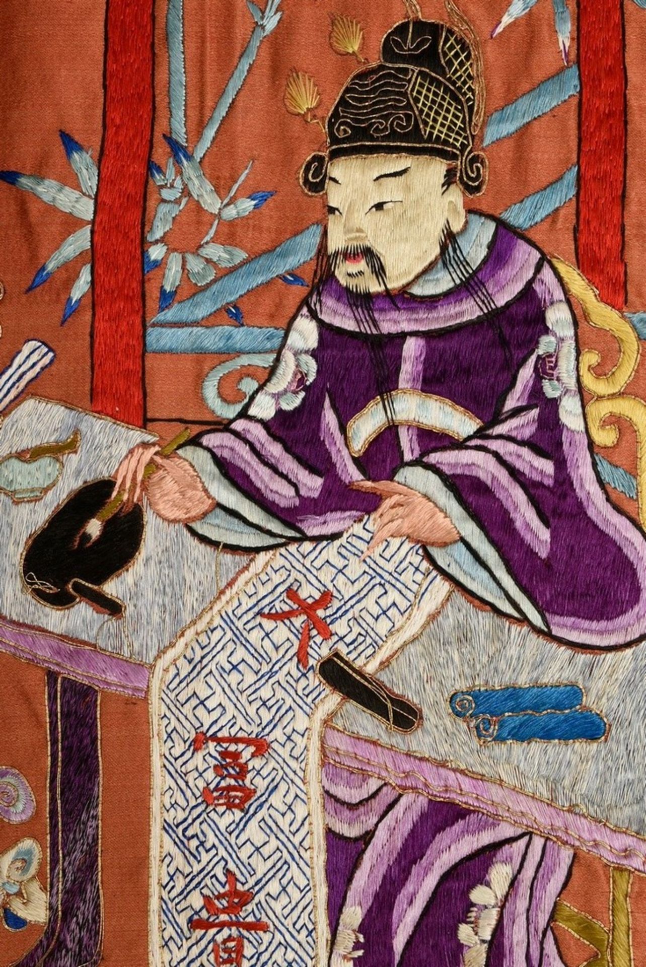 Chinesischer Seiden Wandbehang mit detailreicher Flachstickerei in polychromen Seiden- sowie Goldfä - Bild 7 aus 14