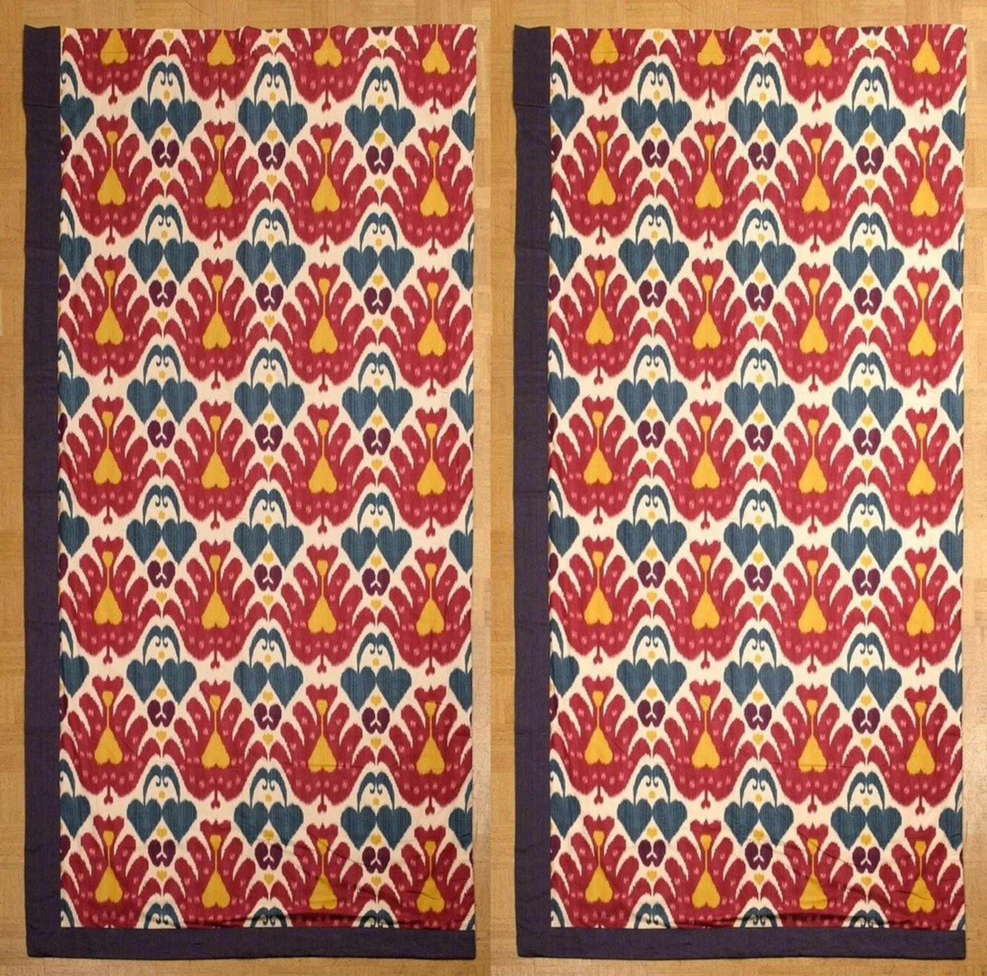 Paar Vorhangschals aus Le Manache Ikatstoff in Rottönen mit violettem Rubelli Futter, 298x125cm, ne