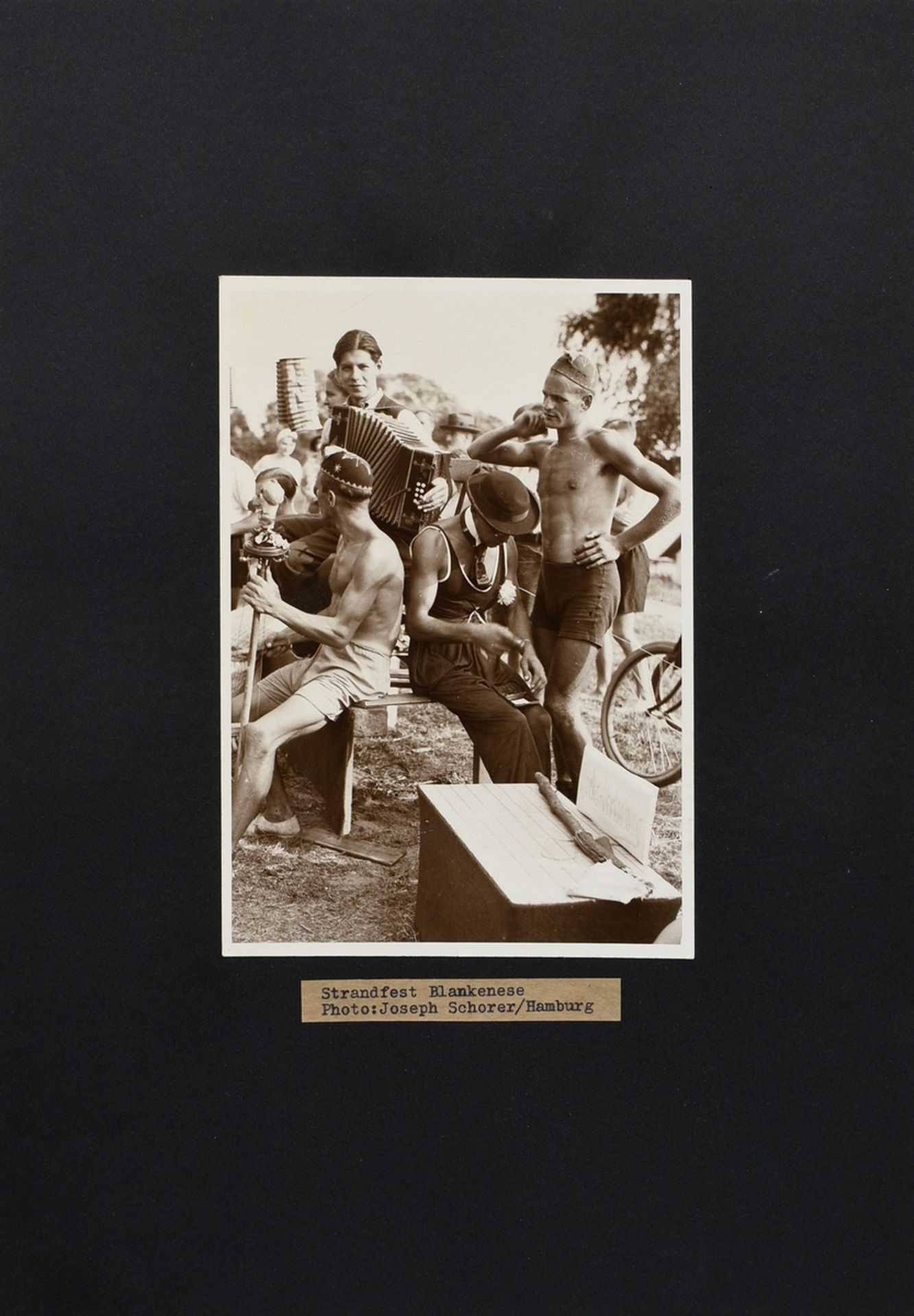 Schorer, Joseph (1894-1946) "Strandfest Blankenese", Fotografie, auf Karton montiert, u. bez., vers - Bild 2 aus 2