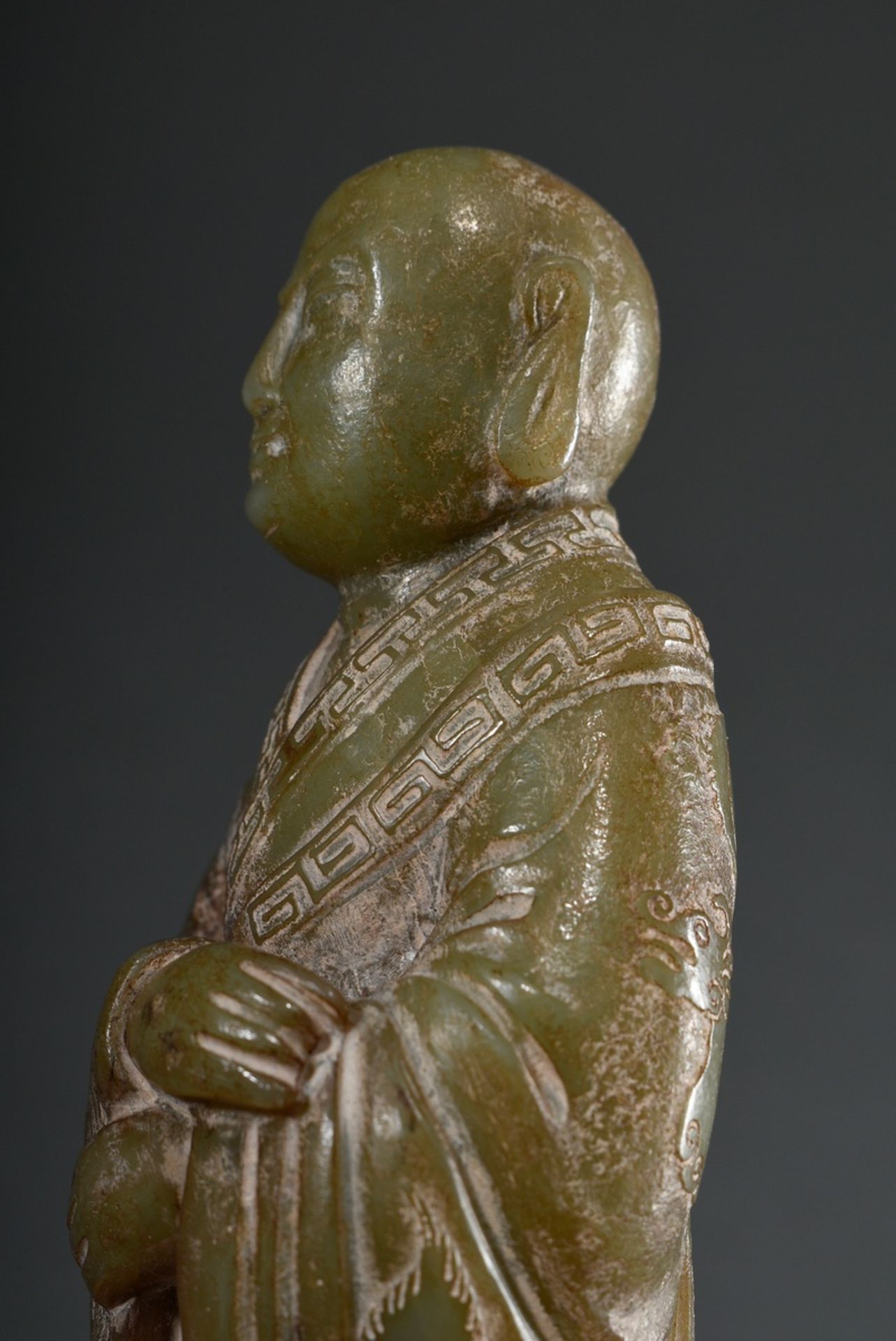 Grüne Jade Figur "Stehender Mönch", Gewand mit stilisierten Drachen, am Boden archaische Schriftzei - Bild 5 aus 7