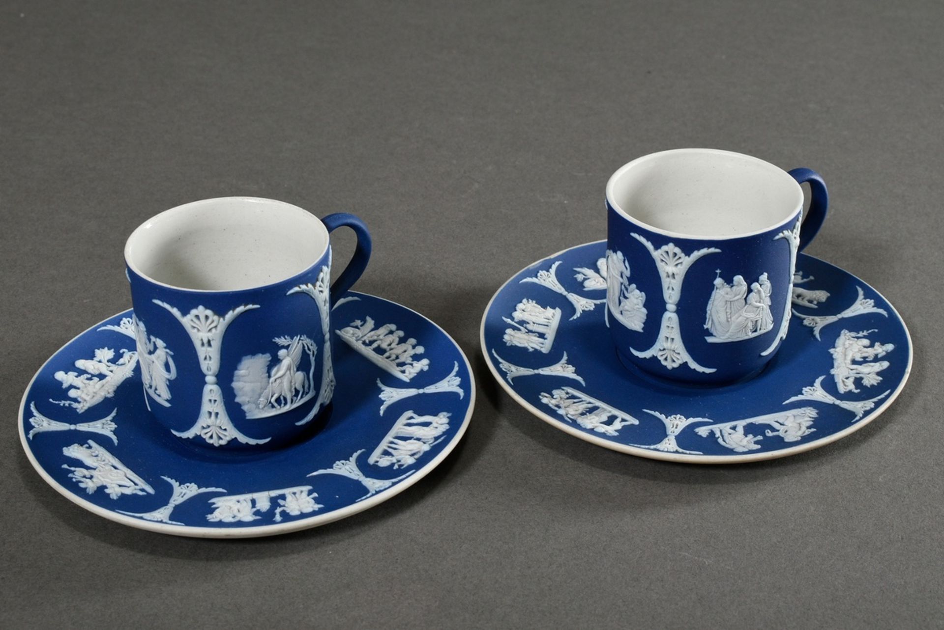 5 Diverse Teile Wedgwood Tête-à-Tête in blauer Jasperware mit weißen Bisquitreliefs, England Anfang - Bild 4 aus 6