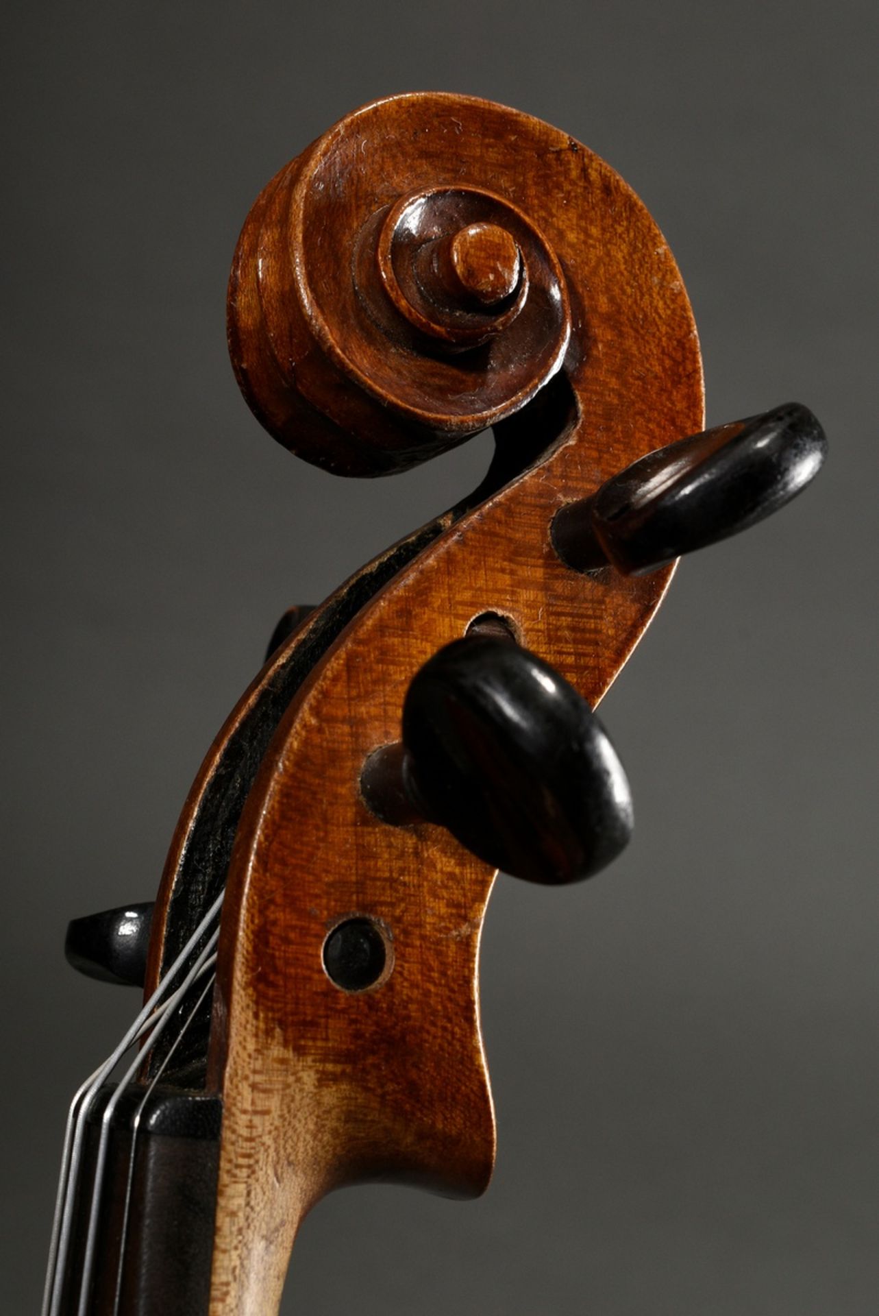 Deutsche Geige, wohl Sachsen um 1900, ohne Zettel, rückseitig gestempelt "Conservatory Violin", zwe - Bild 6 aus 12