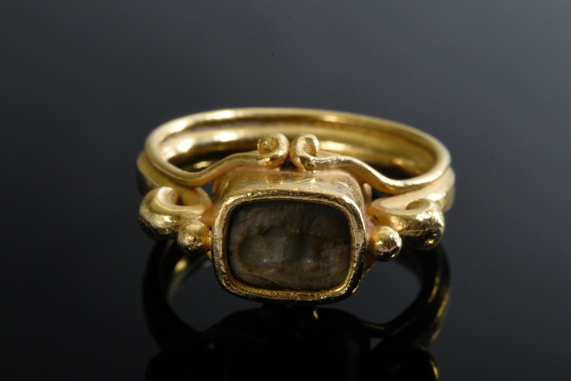 Gelbgold 917 Ring mit hellem Stein Intaglio „Schreitende Sau“ (Griechenland, 5. Jh. v. Chr.), Wolfg - Bild 3 aus 3