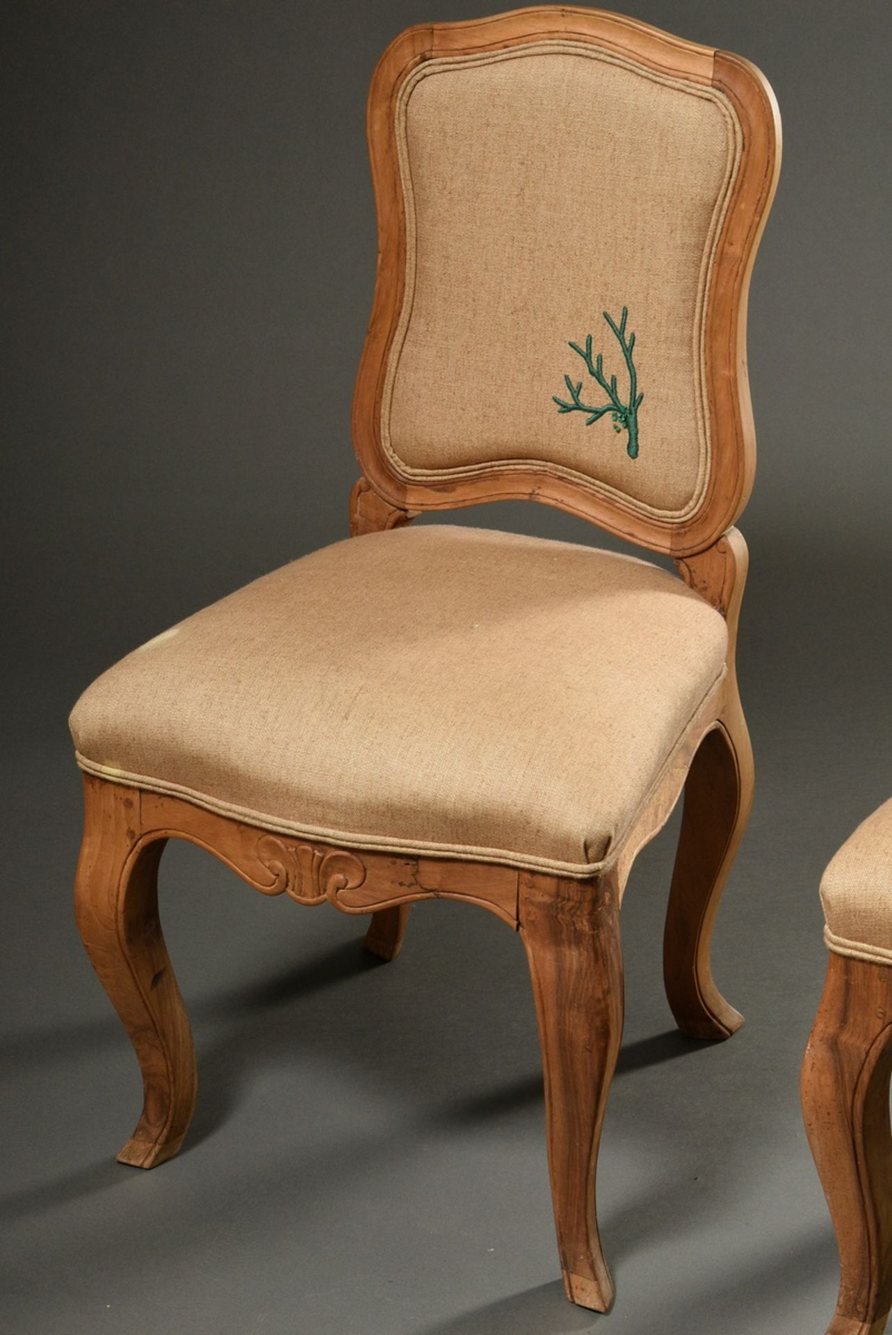 Paar Französische Eichen Stühle im Louis XV Stil mit hellem Leinenbezug und grüner Stickerei „Koral - Bild 3 aus 9