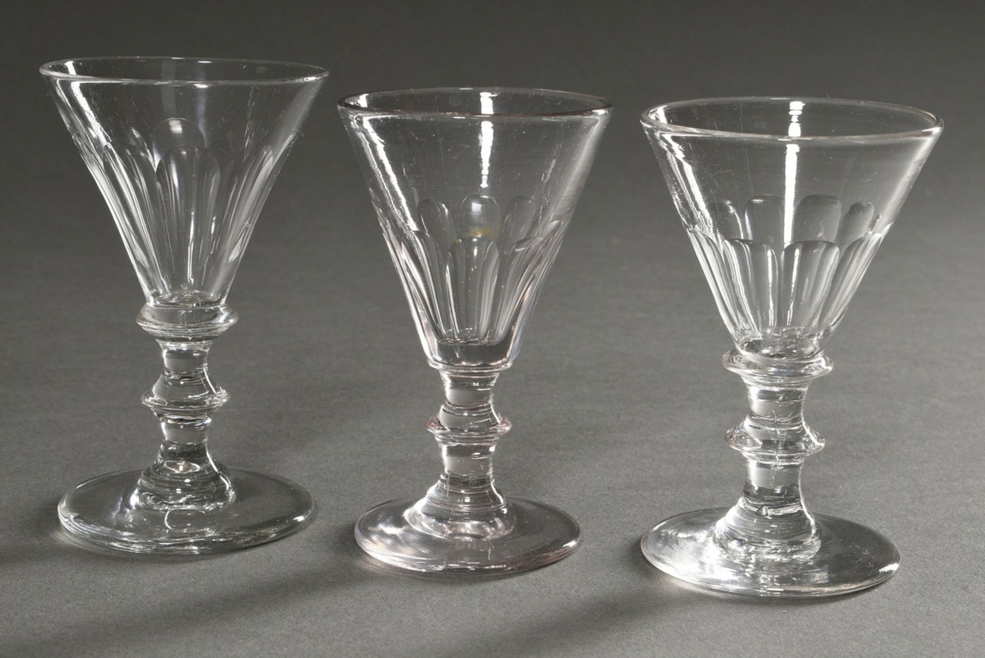 10 Sherry glasses with half surface cut on funnel domes over round foot with nodus in the stem, 1x  - Image 2 of 3