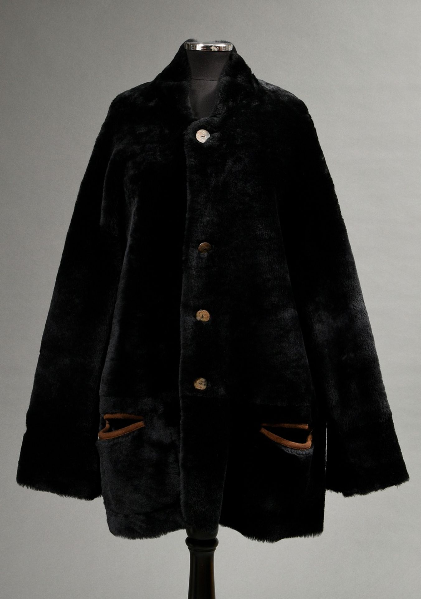Gerade geschnittene Shearling Wendejacke mit beidseitigen Taschen und Knöpfen, Lammfell schwarz gef - Bild 4 aus 7