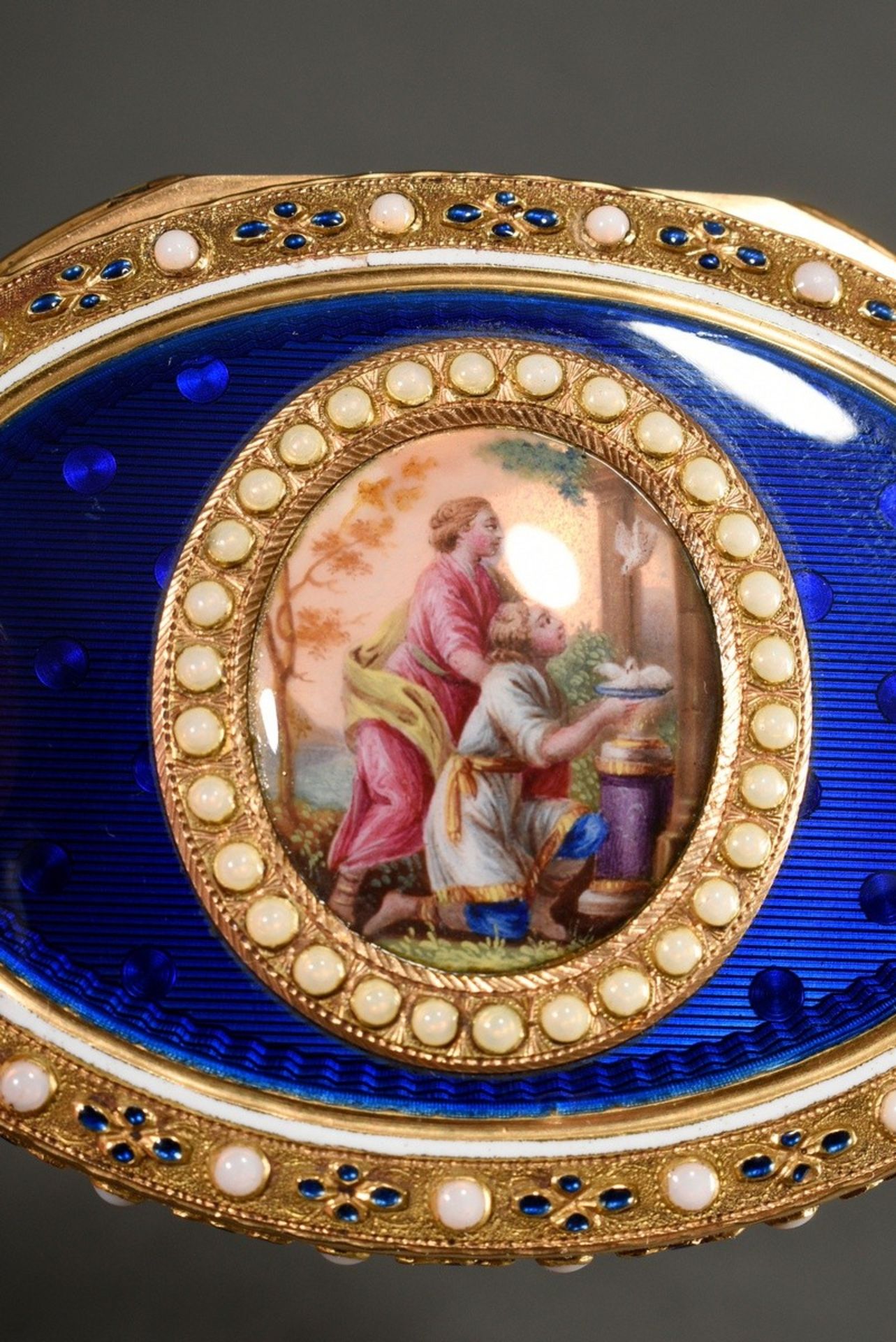 Ovale Schnupftabakdose mit feinem Malerei Tondo "Paar am Altar der Liebe" auf dem Deckel und allsei - Bild 7 aus 9