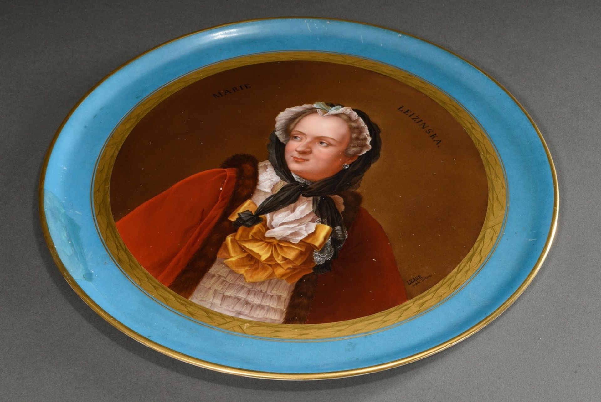 Großes rundes Sevres Tablett mit lupenfeiner Portraitmalerei "Marie Leizinska" in radierter Goldrah - Bild 6 aus 9