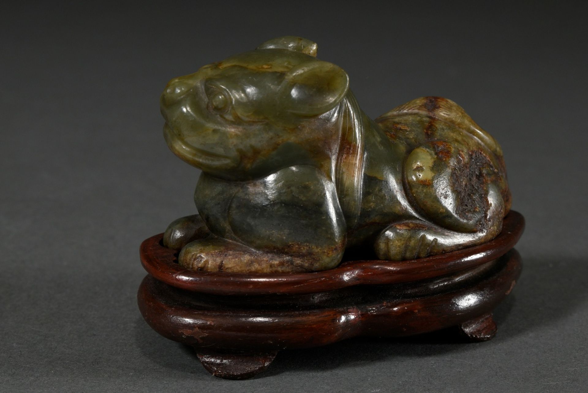 Grünbraune Jade Figur "Liegende Felide" im Ming-Stil, Holzsockel, 4,5x9x4cm, Fehlstellen im Materia - Bild 2 aus 6
