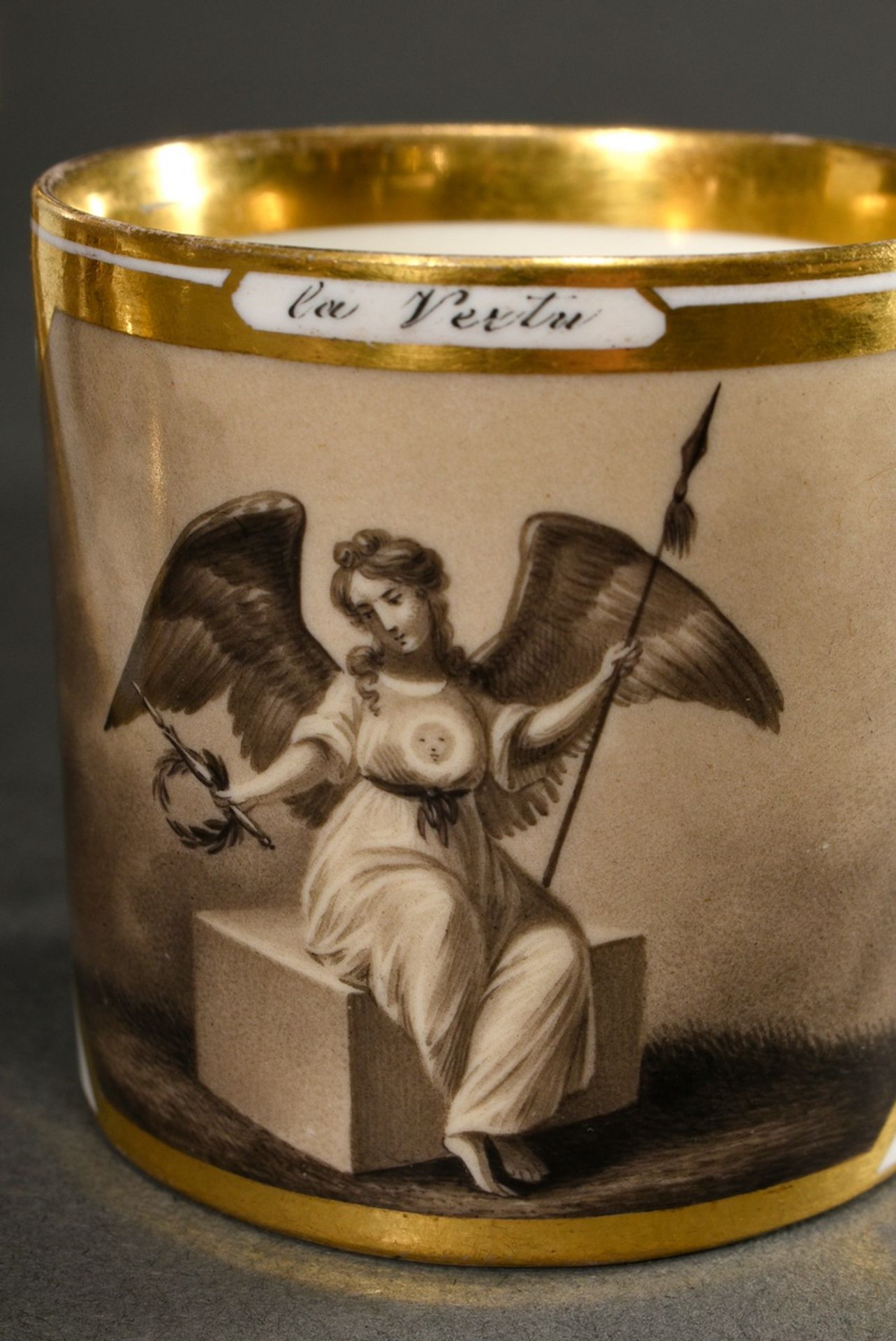 Wien Tasse/UT in zylindrischer Form mit eckigem Henkel und Grisaille Malerei Kartuschen in Goldrahm - Bild 3 aus 4
