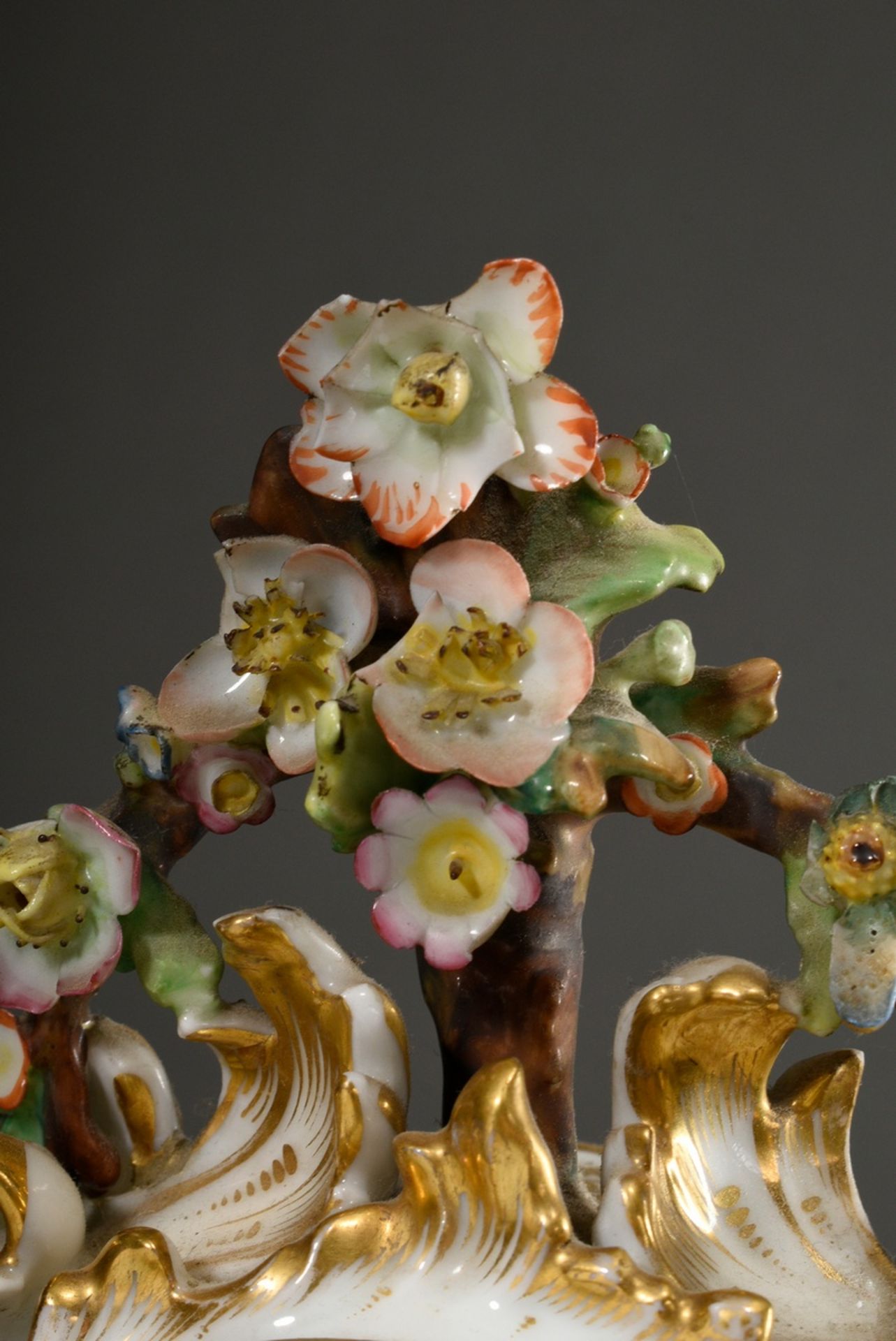 Biedermeier Porzellan Pendule mit reich ornamentiertem und floral dekoriertem Gehäuse auf Rocaille  - Bild 5 aus 7