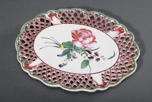 Ovale Fayence Netzrandplatte mit polychromer Blumenmalerei und Purpurstaffage sowie geschweiftem, g