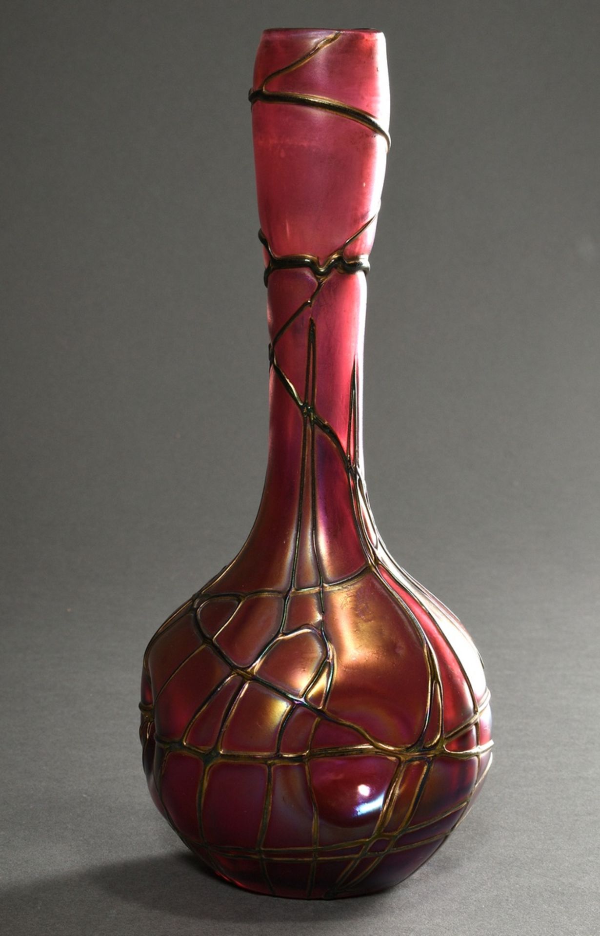 Art Nouveau glass club shaped vase with applied thread on a rosé-purple lustré body, h. 27cm - Image 2 of 5